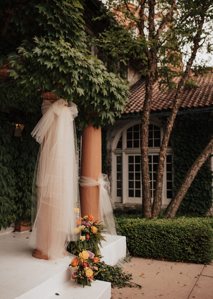 Wedding in the courtyard of Ravisloe Country Club