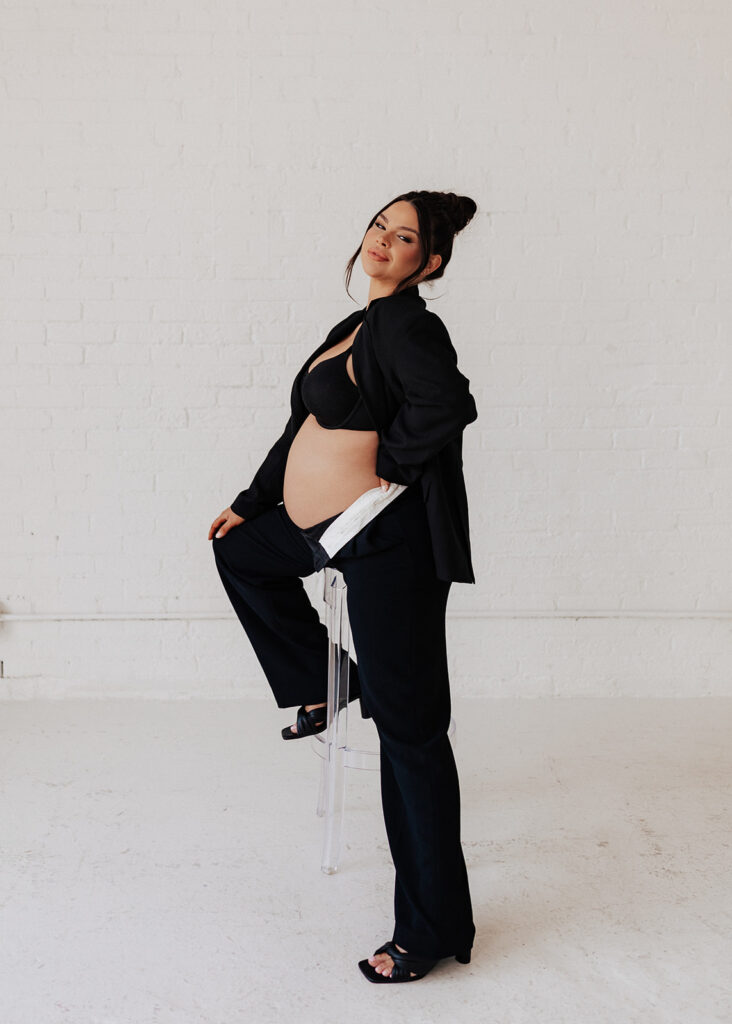 Pregnant woman posing for maternity portraits in Chicago.